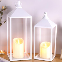 Set di 2 lanterne natalizie decorative in metallo bianco da 43 cm (17" e 13") con candela a colonna a LED per casa, matrimoni, giardino ed esterni.