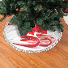 Jupe de sapin de Noël en dentelle à franges, composition décorative de Noël isolée sur fond blanc. Jupe de sapin douce, légère et agréable au