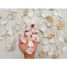 Cristaux de quartz clair brut, roches et minéraux en vrac pour le polissage et la création de Reiki.