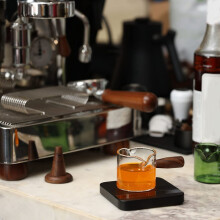 Färgade espressoshotglas med dubbla pipar, mätglas med trippelkanna och mjölkkopp med 2 pipar