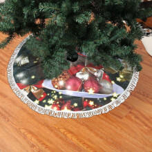 Jupe de sapin en dentelle à franges, décorations de Noël sur présentoir à desserts sur fond en bois. Jupe de sapin douce, légère et agréable
