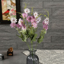 Chrysanthème, petite marguerite artificielle, décoration douce, petit arrangement floral frais pour la maison, fleurs simples, essentiels pour la