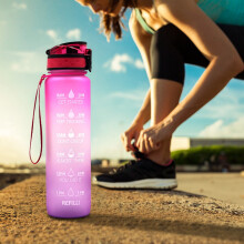 Comefolife 950 ml (32 oz) motiverende waterfles met rietje, tijdmarkering, BPA-vrije, lekvrije Tritan-kan - Roze, geschikt voor fitness en sport.