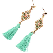 1 paar elegante oorknopjes in folkloristische stijl met ruitvormige draadfranjes, ideaal als cadeau.