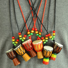 Collier en corde fait main avec pendentif mini tambour africain, objet artisanal inspiré des instruments de musique, ornement de cou et accessoire