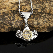 Collier vintage en acier titane, inspiré de la mythologie nordique, avec marteau viking, boussole et ancre. Bijou spirituel pour homme.