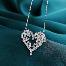 Collana a forma di amore con diamanti, collana di zirconi sintetici micro-intarsiati di lusso.
