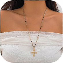 Collier long de poitrine en perles colorées, pendentif croix en strass, idéal pour un mariage. Pendentif croix orné de strass.