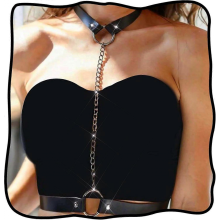 Harnais de poitrine en cuir noir, accessoire de mode pour femme, avec chaîne de corps.