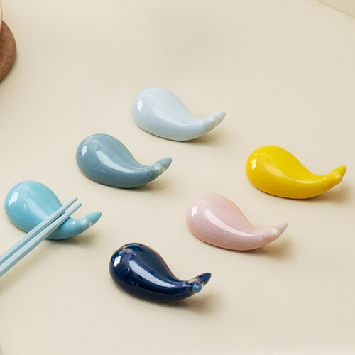 4Pcs Assorted Color Ceramic Whale Chopstick Rest Holder for Tableware 2