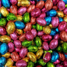 Chocolate Flavoured Eggs in a Coloured Foil Wrapper, Easter Egg Hunt - 1KG - Approximately 185 Eggs - Packed in a Gift Pouch