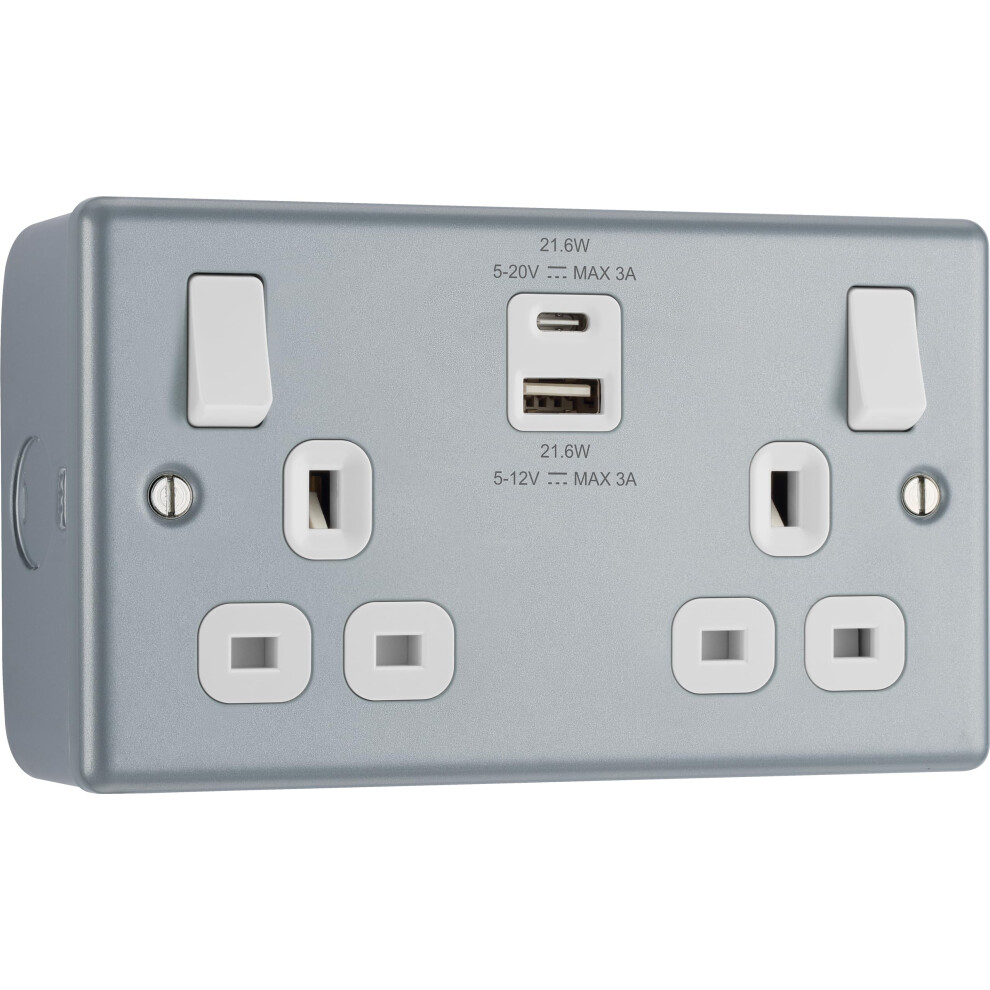 Bg Electrical 22W Double Switched Wall Plug Socket With Fast Charge Type A And C Usb Charging Ports, Metal Clad, White Inserts, 13A, Mc522uac22 5051222358399