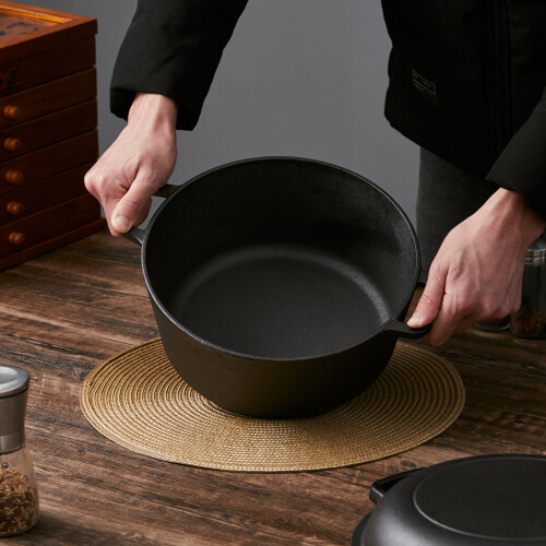 Living And Home 2-in-1 5L Cast Iron Dutch Oven with Reversible Lid 2