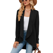 Let, blød og draperet cardigan med lommer og lange ærmer. Åben front. Stilfuld, afslappet sweater til forår og efterår.