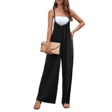 Macacão feminino folgado com estampa floral, modelo longo, sem mangas, com alças ajustáveis, pernas largas e bolsos. Resistente a amassados e