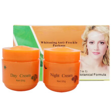 Crème éclaircissante pour un teint éclatant. Action avancée anti-mélanine. Tonifiante et cosmétique. Hydratation intense. Anti-rides.
