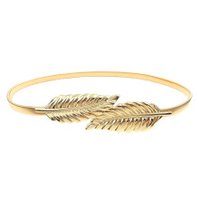Cinto feminino de cintura ajustável com estampa de folhas, elástico e com detalhes em metal. Acessório elegante e versátil para vestidos. Feito