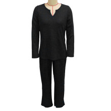 Conjunto de pijama feminino de duas peças, composto por blusa de manga comprida com decote em V e calça comprida, cintura elástica e fechamento