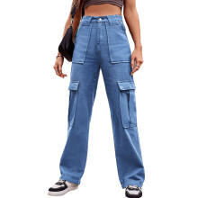 Calça cargo feminina leve, modelagem relaxada, cintura alta, perna reta, 6 bolsos e fechamento com zíper.