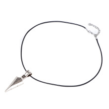 Collana da uomo con punta di freccia e ciondolo in lega resistente alla ruggine, design ipoallergenico e impermeabile, catena regolabile e look