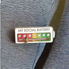 Anstecknadel „Social Battery" - Emaille-Stimmungsnadel, Lustige Emotionale Emaille-Anstecknadel, 7 Tage die Woche, Ästhetische Brosche, 4 Stück,