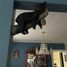 Ours Mignon Faisant la Sieste dans une Sculpture D'Arbre, DrĂ´Le D'Ourson Noir Faisant la Sieste dans une Figurine D'Arbre