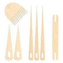 Das 7er-Pack Holz-Handwebstuhl-Stäbchen-Set Enthält 5 Holzwebnadeln, 1 Holzschiffchen und 1 Holzwebkamm
