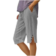 Pantaloni corti estivi da donna a righe - modello ampio a gamba dritta, lunghezza al ginocchio, con tasche e bottoni laterali, taglie dalla S alla