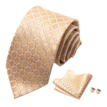 Coffret cadeau de luxe raffiné comprenant : cravate, cravate en sergé, boutons de manchette et foulard carré, le tout en texture lisse.