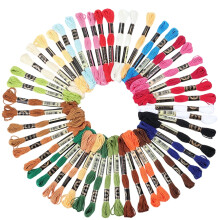 1 Schachtel, 50 Stränge, 437,45 Yards farbiges Stickgarn, mehrfarbiges Stickgarn, Polyester, bunte, weiche Schnur