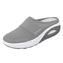Ciabatte da donna estive alla moda, tinta unita, con ampia borsa in rete, comode da spiaggia, colore grigio chiaro.