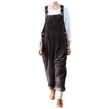 Macacão jeans feminino Rbaofujie, modelo longo, casual, com bolsos, alças e botões, na cor preta.