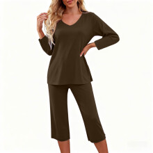 Dames zomerpyjamaset: top met V-hals en korte mouwen, bestaande uit een broek.