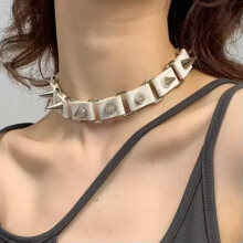 Collana girocollo gotica da donna con catena a borchie in pelle nera - Bianca
