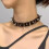 Gargantilha gótica de couro preto com spikes rosa 3