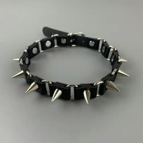 Gargantilha gótica de couro preto com spikes rosa 1
