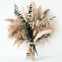 Boho boeket van groen pampasgras met lavendel en eucalyptus – arrangement van gedroogde bloemen voor een rustieke, bruilofts- of bohemian