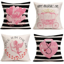 Conjunto de 4 capas de almofada para o Dia dos Namorados, 45x45 cm, listras pretas e brancas com flecha do Cupido, coração rosa e frases "Você e
