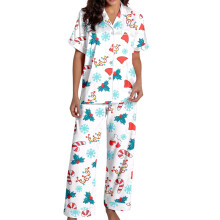 Julepyjamas i satin med korte ærmer og knaplukning, behagelige bukser og blødt nattøj til hyggelige aftener og afslapning.