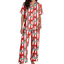 Pijama de Natal em cetim, blusa de manga curta com botões e calça confortável. Roupa de dormir macia para noites aconchegantes e relaxantes.