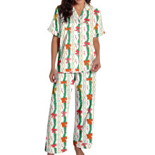 Pyjama de Noël imprimé, haut à manches courtes boutonné et pantalon doux, vêtement de nuit idéal pour les fêtes.