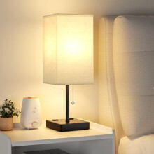 Béžová stolová lampa do spálne s 3 farebnými teplotami (3000K/4000K/5000K), retiazkou, USB-A/C a AC zásuvkami, žiarovkou v cene –