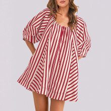 Macacão curto feminino listrado com cordão e bolsos, em tecido seersucker, modelagem solta, ideal para o verão. Tamanhos P a 2GG disponíveis em