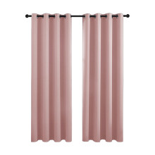 As cortinas blackout AUQ proporcionam um tratamento duradouro e harmonioso para as janelas. Versáteis, estas cortinas bloqueiam a luz em ambientes