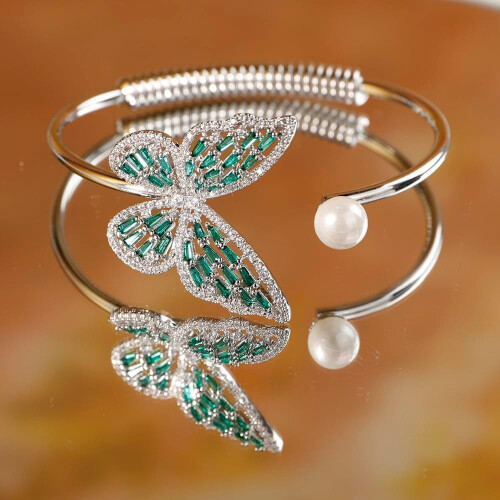 Bracciale da donna con perle e farfalla di cristallo. 2