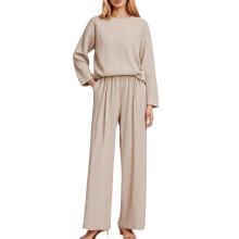 Conjunto de duas peças para relaxar, composto por blusa canelada de manga comprida e calça pantalona. Ideal para viagens no outono e inverno.