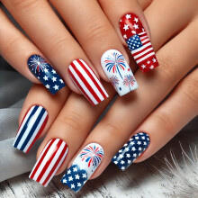 Unhas postiças para o 4 de julho: designs curtos quadrados, listrados e com estrelas de fogos de artifício, unhas postiças de acrílico brilhantes