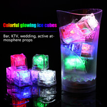 12 Stück Bunte LED Tauchbecken-Spielzeug, 2,6x2,7x2,7 cm, Wasserdicht