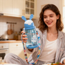 Wasserflasche in Hasenform mit Klappdeckel, verstellbarem Tragegurt und Strohhalm – Auslaufsicherer, tragbarer Becher mit großem Fassungsvermögen