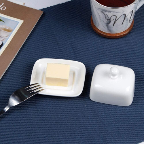 Beurrier en porcelaine blanche avec couvercle 2